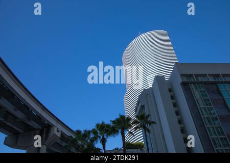 Metromover Bahnstrecke und Hochhaus, Miami, Florida, USA Stockfoto