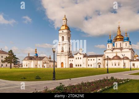 Tobolsk. Oblast Tyumen. Russland, 06. Juli 2010 - Blick auf St. Sophia-Himmelfahrt-Kathedrale und Glockenturm des Tobolsker Kreml. Der Tobolsker Kreml Stockfoto