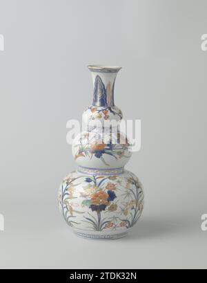 Dreifache Kürbisvase im japanischen Stil mit großen Blumensprays bemalt, anonym, um 1700 - um 1724 Porzellanklumpenvase mit drei Knötchen und spreizendem Hals, in unterliegender Glasur blau und auf der Glasur mit Rot, Grün und Gold bemalt. Gemalt im japanischen Stil mit großen Blumenzweigen (Prunus, Chrysantheme, Pfingstrose, Hibiskus und Iris); am Hals ein Band mit stehenden Blattmotiven; zwischen den Knötchen und am Rand ein Reifen mit Servierwerk mit Mehl; Ein dekoratives Band um den Fuß. Chinesisches Imari. Porzellan. Glasur. Kobalt (Mineral). Gold (Metall) Malerei / Vitrifikation Porzellan Klumpen Vlies Stockfoto