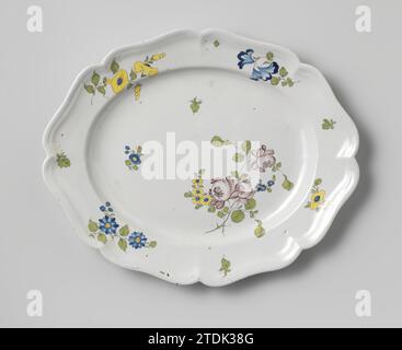 Subtot of Terrine mit Deckel, mehrfarbig mit Blumensträußen bemalt, 1760 - 1770 Subtotel (C) mehrfarbig bemalt mit Blumensträußen und bestreuten Blumen. Markiert mit einem Hahn in Lila. Arnheim . Subtotel (C), mehrfarbig mit Blumensträußen und bestreuten Blumen bemalt. Markiert mit einem Hahn in Lila. Arnheim . Stockfoto