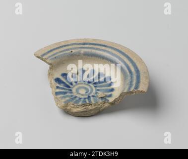 Schüssel aus Steingut, verziert mit blauen geometrischen Ornamenten, anonym, ca. 1550 - ca. 1575 Fragment einer Schüssel aus blau bemalter Majolika, auf der Ebene mit einem Stern- oder Blumenschmuck und konzentrischen Kreisen am Rand verziert. Ausgrabung in London. Italien (möglicherweise) Steingut. Zinnglasur Majolika Fragment einer Schale aus blau bemalter Majolika, auf der Wohnung mit einem Stern- oder Blumenschmuck und konzentrischen Kreisen am Rand verziert. Ausgrabung in London. Italien (möglicherweise) Steingut. Verzinnte Majolika Stockfoto