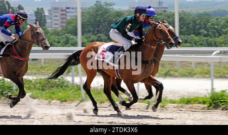 PJATIGORSK, RUSSLAND - 15. JULI 2023: Pferderennen um den Preis Kaisheva im hippodrom Pjatigorsk, Nordkaukasus. Stockfoto