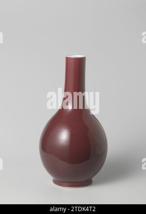 Birnenförmige Flaschenvase mit roter Glasur, anonym, ca. 1720 - ca. 1740 Flaschenförmige Vase aus Porzellan mit birnenförmigem Körper und langem, zylindrischem Hals, bedeckt mit einfarbiger roter Glasur. Weiß glasiert im Fußrand und am Lippenrand. Schwarzweiß. Porzellan. Glasurglasur Glasurvase aus Porzellan in Flaschenform mit birnenförmigem Korpus und langem, zylindrischem Hals, bedeckt mit einfarbiger roter Glasur. Weiß glasiert im Fußrand und am Lippenrand. Schwarzweiß. Porzellan. Glasurverglasung Stockfoto