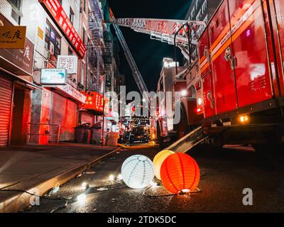 Chinesische Laternen lagen auf dem Boden in Chinatown, NYC, nachdem sie entfernt wurden, damit ein FDNY-Lkw seine Leiter ausfahren konnte, während er einen Brand bekämpfte Stockfoto