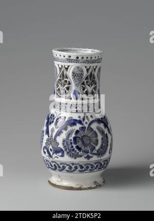 Vase mit Blumenrollen und durchbohrten Seiten, anonym, ca. 1700 - ca. 1799 Vase aus Wachtelfritry mit Blei, verziert mit Blumenreben in blau und schwarz auf weißem Engobe unter transparenter Glasur. Der Hals ist offen. Kutahya Steingut. Glasur. Kobalt-(Mineral-)Malerei / Vitrifikation Vase aus Wachtelfritry mit Blei, verziert mit Blumenreben in blau und schwarz auf weißem Engobe unter transparenter Glasur. Der Hals ist offen. Kutahya Steingut. Glasur. Kobalt-(Mineral-)Malerei/Verglasung Stockfoto