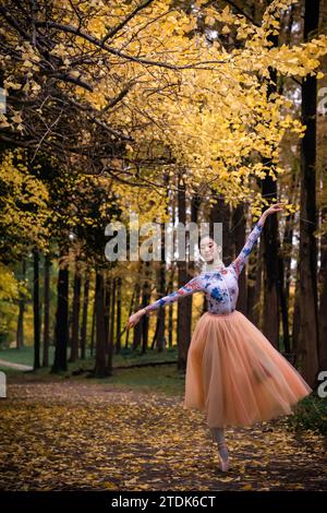 Asiatische Tänzer tanzen im Wald, die Kunst des Tanzens in der Natur Stockfoto