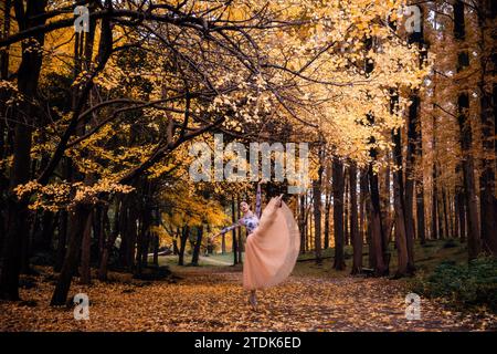 Asiatische Tänzer tanzen im Wald, die Kunst des Tanzens in der Natur Stockfoto