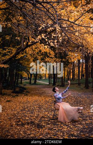 Asiatische Tänzer tanzen im Wald, die Kunst des Tanzens in der Natur Stockfoto