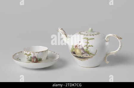 Tasse und Untertasse, Weesper Porseleinfabriek, ca. 1759 - ca. 1771 Porzellanschale, mehrfarbig bemalt mit Figuren in Landschaften. Teil eines Service. Mit zwei gekreuzten Schwertern und Greifern markiert: MHS. Weesp Porzellan Porzellanschale, mehrfarbig bemalt mit Figuren in Landschaften. Teil eines Service. Mit zwei gekreuzten Schwertern und Greifern markiert: MHS. Weesp Porzellan Stockfoto