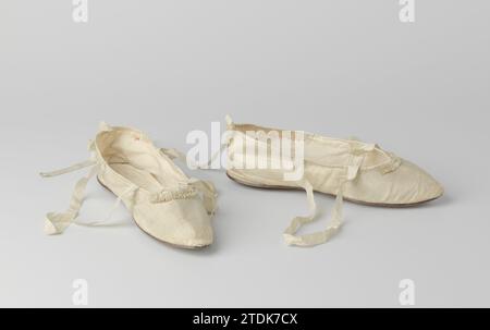 Schuh von weißer taf-Seite, anonym, ca. 1800 - ca. 1810 Schuh aus weißer taf-Seite. Keine Links/Rechts-Differenz. Durchgehende, spitz zulaufende Sohle, keine Ferse, schmal rau entlang der geschnittenen Abdeckung. Crucench-Riemen aus Band. Leder Nordholland ganz: Seidenschuh aus weißer taf-Seite. Keine Links/Rechts-Differenz. Durchgehende, spitz zulaufende Sohle, keine Ferse, schmal rau entlang der geschnittenen Abdeckung. Crucench-Riemen aus Band. Leder Nord-Niederlande, ganz: Seide Stockfoto