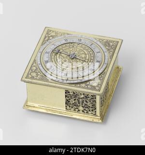 Tischuhr, Jan Janse Boekelts, ca. 1600 - ca. 1625 Tischuhr aus vergoldetem Kupfer, gefangen in einer Eiche mit schildverklebtem Schrank mit profiliertem Sockel und Deckelliste, durchbrochenen Wänden, einem Ventil auf der Unterseite und einer Glasplatte auf der Oberseite. Die quadratische Uhr ruht auf kugelförmigen Füßen; Balsamlöcher sind an zwei Ecken mit durchbrochenem Dekor mit einer Vase, Blattreben und einem Vogel angebracht. Das Zifferblatt zeigt gravierte Blumen, einen silbernen Stunden- und Minutenring mit einem kleinen Handführer und gravierte Früchte mit Blattwerk. Signatur auf der Unterseite. Haarlem Kupfer (Metall). Eiche (Holz). Glas. Silberner (Metall) Gravur/vergoldeter Tisch Stockfoto
