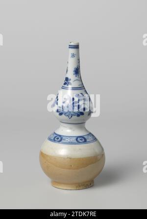 Doppeltes Kürbis-Flaschenvase mit hellbraunen und Blumensprays, anonym, ca. 1700 - ca. 1724 Kalebas-förmige Porzellanflasche mit rundem Korpus und birnenförmigem Hals, in Unterglasurblau und mit Café-au-Lait-Glasur bemalt. Der Körper ist teilweise mit einer hellbraunen Café-au-lait-farbenen Glasur bedeckt, über der ein Band mit einer dicken cremefarbenen Glasur steht; an der Schulter ist ein Servierwerk mit Kartuschen mit Mehl durchsetzt; am Hals ein Band mit Blumenreben, darüber Blütenzweige mit Schmetterlingen. Monochromes Braun mit Blau und weiß. Porzellan. Glasur. Kobalt-(Mineral-)Malerei / V Stockfoto