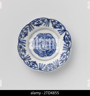 Untertasse mit stilisierten Blumen und wertvollen Gegenständen, anonym, ca. 1700 - ca. 1724 Untertasse aus Porzellan mit gelapptem Rand, in Unterlazblau bemalt. Auf der Ebene eine Rosette mit einer Blüte in einem Kreis in Reserve in der Mitte, vier Linien von der Blüte mit einer Blüte in Reserve am Ende, auf dem Kreis Zweige in Reserve; Blumenreben stilisiert am Rand mit drei Linien; hinten mit drei Wertsachen (Perle, Fenster, artemisia-Blatt) und einem Glückssymbol (Muschel). Auf der Unterseite mit der vierstelligen Marke von Keizer Yongzheng (?) gekennzeichnet In einem Doppelkreis. Ein Riss in der Kante. Blau Weiß. Stockfoto