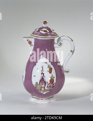 Kaffee, mehrfarbig bemalt mit Chinesisch in geretteten vier Durchgängen in violettem Schaft, Meissener Porzellan Manufaktur, ca. 1730 - ca. 1735 Kaffeekanne aus bemaltem Porzellan. Das KAR hat eine 4-Lobby-Form und ist fast vollständig mit violettem Schaft bedeckt. Auf dem Körper des Kan in der Ferne, zwei große vier-Pässe und ein kleinerer gerettet, in dem immer eine chinesische Figur in einem Garten gemalt ist. Die Kanne ist markiert. Float Porzellan Kaffeekanne aus bemaltem Porzellan. Das KAR hat eine 4-Lobby-Form und ist fast vollständig mit violettem Schaft bedeckt. Auf der Leiche des Kan in der Ferne, zwei große Fo Stockfoto