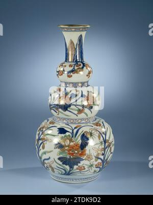 Dreifache Kürbisvase im japanischen Stil mit großen Blumensprays bemalt, anonym, um 1700 - um 1724 Porzellanklumpenvase mit drei Knötchen und spreizendem Hals, in unterliegender Glasur blau und auf der Glasur mit Rot, Grün und Gold bemalt. Gemalt im japanischen Stil mit großen Blumenzweigen (Prunus, Chrysantheme, Pfingstrose, Hibiskus und Iris); am Hals ein Band mit stehenden Blattmotiven; zwischen den Knötchen und am Rand ein Reifen mit Servierwerk mit Mehl; Ein dekoratives Band um den Fuß. Kante beschädigt. Chinesisches Imari. Porzellan. Glasur. Kobalt (Mineral). Gold-(Metall-)Malerei/Glasur Porc Stockfoto