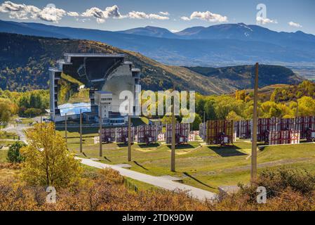 Odeillo-Solarofen an einem Herbstmorgen. Er ist der größte Solaranlagen der Welt (Font-romeu, Pyrenäen-Orientales, Okzitanien, Frankreich) Stockfoto