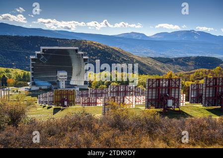 Odeillo-Solarofen an einem Herbstmorgen. Er ist der größte Solaranlagen der Welt (Font-romeu, Pyrenäen-Orientales, Okzitanien, Frankreich) Stockfoto