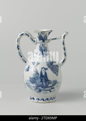 Ewer, anonym, ca. 1635 - ca. 1645 Birnenförmige Porzellangießkanne mit einem S-förmigen Tuit-Ohr, das mit dem Hals an der Spitze mit dem Hals verbunden ist, einem C-förmigen Ohr und einem dreieckigen Mund am Rand, in Unterlazblau gemalt. Zweimal eine sitzende Person in einer Landschaft an der Wand. Es ist der Diplomat und Entdecker Zhang Qian (ca. 195-114 v. Chr.) aus der Han-Dynastie (206 v. Chr. 220 n. Chr.). Die Geschichte ging um ihn, dass er nach dem Ursprung des gelben Flusses gesucht hätte und schließlich zum Melkweg gereist wäre. Der Hals ist in zwei Reifen mit Tulpenmotiv unterteilt. Ein dekorativer Reifen über dem Fuß. Die Stockfoto