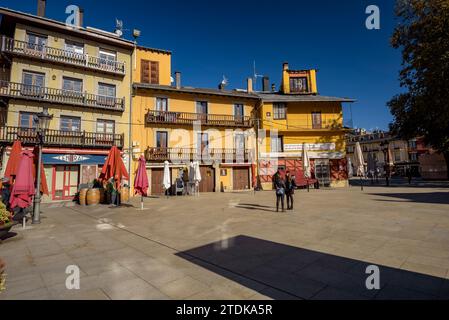 Platz Santa Maria und ein Gedenkobelisk im Zentrum von Puigcerdà (Cerdanya, Girona, Katalonien, Spanien, Pyrenäen) Stockfoto