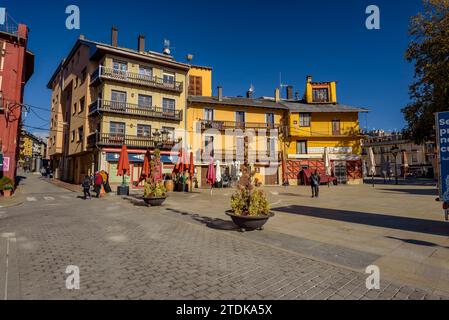 Platz Santa Maria und ein Gedenkobelisk im Zentrum von Puigcerdà (Cerdanya, Girona, Katalonien, Spanien, Pyrenäen) Stockfoto