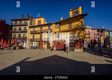 Platz Santa Maria und ein Gedenkobelisk im Zentrum von Puigcerdà (Cerdanya, Girona, Katalonien, Spanien, Pyrenäen) Stockfoto