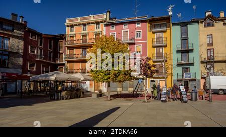 Platz Santa Maria und ein Gedenkobelisk im Zentrum von Puigcerdà (Cerdanya, Girona, Katalonien, Spanien, Pyrenäen) Stockfoto