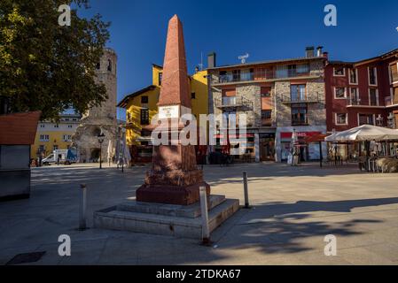 Platz Santa Maria und ein Gedenkobelisk im Zentrum von Puigcerdà (Cerdanya, Girona, Katalonien, Spanien, Pyrenäen) Stockfoto