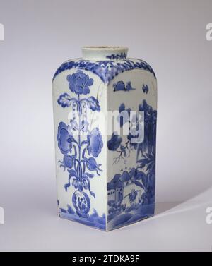 Quadratische Flasche mit Figuren in einer Landschaft, eine Blumenvase und eine blühende Pflanze in der Nähe eines Felsens, anonym, ca. 1670 - ca. 1690 quadratische Flasche Porzellan, in Unterglasurblau bemalt. Vier verschiedene Darstellungen an der Wand: Eine mit zwei Frauen mit einem Ventilator in einer Landschaft für einen großen Baum mit zwei Vögeln, eine Blumenvase, eine blühende Chrysantheme in Felsen und einen Wasserträger in der Nähe eines Hauses und ein großer Baum mit einem Vogel. Die Schulter mit Blumenranken. Ein Riss in der Wand. Blau Weiß. Japanisches Porzellan. Glasur. Kobalt-(Mineral-)Malerei / Vitrifikation quadratische Porzellanflasche, in Unterglasur blau gemalt Stockfoto