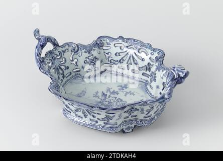 Zwei Körbe, Plateelbakkerij de Paauw, um 1750 Korb der Faienz mit gebrochener Wand und zwei Ohren, der Boden in Blau mit der Darstellung eines Paares, unter einem Baum am Ufer eines Flusses gelegen. Delft . Korb des Faience mit gebrochener Wand und zwei Ohren, der Boden in Blau mit einer Darstellung eines Paares, unter einem Baum am Ufer eines Flusses. Delft . Stockfoto