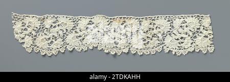 Streifen häkelte Seite mit fächerförmigen Blüten, anonym, ca. 1890 - ca. 1909 Streifen naturfarbene irische Häkelseite. Muster mit fächerförmigen Blüten mit Stielen und gehäkeltem unregelmäßigem Netzboden mit Pikots. Die Oberseite ist mit einem Lineal versehen. Die halbkreisförmigen Skulpturen am unteren Rand sind mit pikotierten Bögen versehen. Irische Baumwolle (Textil) Streifen mit naturfarbener irischer Häkelseite. Muster mit fächerförmigen Blüten mit Stielen und gehäkeltem unregelmäßigem Netzboden mit Pikots. Die Oberseite ist mit einem Lineal versehen. Die halbkreisförmigen Skulpturen an der unteren Kante sind trimmt Stockfoto