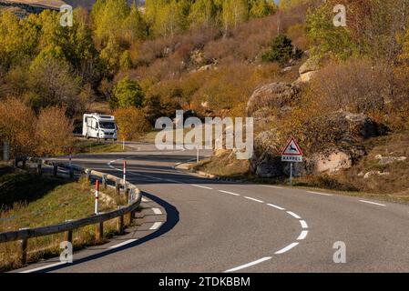 Targasonne Chaos, gebildet von Felsblöcken im Wald mit herbstlichen Farben (Haute Cerdagne, Pyrénées-Orientales, Okzitanien, Frankreich) Stockfoto