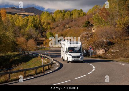 Targasonne Chaos, gebildet von Felsblöcken im Wald mit herbstlichen Farben (Haute Cerdagne, Pyrénées-Orientales, Okzitanien, Frankreich) Stockfoto