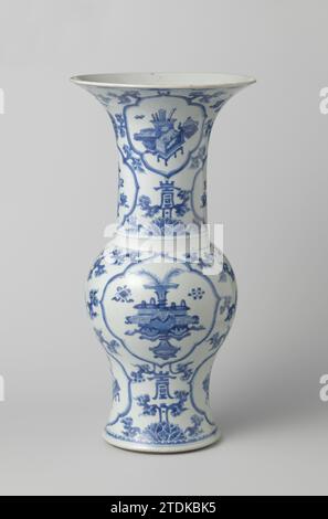 Balusterbechervase mit Blumenrollen und wertvollen Gegenständen, anonym, um 1680 - um 1720 Balusförmiges Porzellanbechergewebe mit weitem Hals, in Unterlazblau gemalt. Bauch und Hals sind mit stilisierten Chrysanthen-Getränken bedeckt, in die der „sollte“-Charakter eingearbeitet ist; zwischen den Tellern sind gelappte Kartuschen mit Wertsachen (Diamant, Perle, Musikstein, Bücher) und Antiquitäten (Vase mit Pfauenquellen, Bücher, Räucherbrenner, Gegenstände eines Gelehrten). Blau Weiß. Porzellan. Glasur. Kobalt-(Mineral-)Malerei / Vitrifikation Balus-förmiges Porzellan-Tassentuch mit weitem Hals, bemalt in und Stockfoto