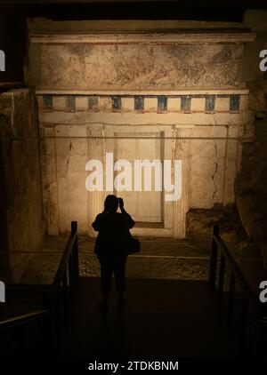 Frau in Silhouette, die den Eingang des Grabes des Königs Philipp II. Von Mazedonien im Museum der königlichen Gräber von Aigai in Vergina, G, fotografiert Stockfoto