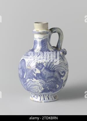 Dose, verziert mit geflügeltem Kopf und zwei angreifenden Hunden, anonym (möglich), ca. 1650 - ca. 1700 Kugeldose aus blau bemalter Fayence, auf einem Fuß. Die Kanne hat einen schmalen Hals und ein Ohr, das in zwei verdrehte Enden läuft. Auf der Kanne ist ein geflügelter Kopf gemalt, der links und rechts von einem Hund angegriffen wird. PortugalSavona Steingut. Zinnglasur. Enkhuizen Sphärische Dose mit blau bemalter Fayence, auf einem Fuß. Die Kanne hat einen schmalen Hals und ein Ohr, das in zwei verdrehte Enden läuft. Auf der Kanne ist ein geflügelter Kopf gemalt, der links und rechts von einem Hund angegriffen wird. PortugalSavona Steingut. Zinnglasur. Stockfoto