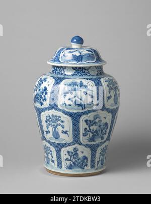 Baluster überzogenes Gefäß mit Blumenvasen, blühende Pflanzen und Landschaften in Tafeln, anonym, ca. 1680 - ca. 1720 Deckelglas aus Porzellan, Deckelform, blau lackiert. Bedeckt mit Servierwerk mit drei modellierten, gewellten Kartuschen mit einer Blumenvase (Lotus) mit zwei Vögeln, blühenden Pflanzen (Pfingstrose) in einem Felsen oder einem Flussap mit zwei Personen, einem Boot, Pavillons, Bäumen und Bergen. An der Kante eine Verbindung mit Hülle. Blau Weiß. Porzellan. Glasur. Kobalt-(Mineral-)Malerei/Glasur Porzellan-Deckelform Deckelform Gefäß, in Unterlazblau lackiert. Abgedecktes wi Stockfoto