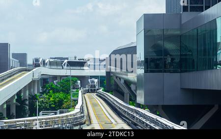 Der Monorail-Service am Changi Airport in Singapur, der die verschiedenen Terminals des Flughafens verbindet und Passagieren Zugang zum Changi „Juwel“ bietet. Stockfoto