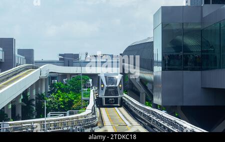 Der Monorail-Service am Changi Airport in Singapur, der die verschiedenen Terminals des Flughafens verbindet und Passagieren Zugang zum Changi „Juwel“ bietet. Stockfoto