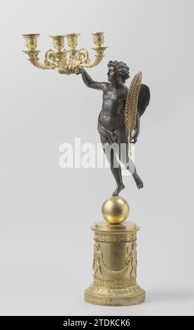 Kerzenleuchter aus teilweise vergoldeter Bronze, verziert mit Palmen, stilisierten Blumenreben, tanzenden Putten mit Girlande und einer Figur in der Schwebe mit Feder in der Hand. Pierre Philippe Thomire, um 1815 - um 1825 Bronze, teilweise überzogener Kerzenhalter. Die verbreiterte Basis des zylindrischen Sockels ist mit Palmen verziert. Stilisierte Blumenreben auf und über dem zylindrischen Teil verlaufen auf dem obersten Boden, zwischen dem vier tanzende Putten mit einer Girlande. Oben befindet sich eine Kugel, auf der eine männliche geflügelte Figur in schwebender Position, dunkelgrün patiniert. In der äußeren Hand hält er eine Feder, in der anderen einen Kerzenhalter W Stockfoto