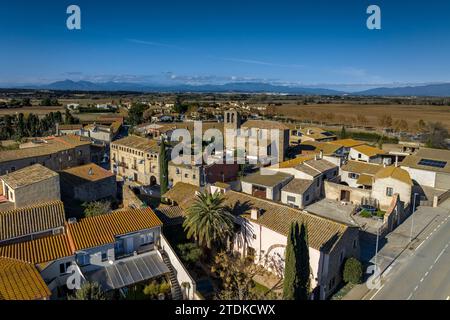 Aus der Vogelperspektive des Dorfes Vilacolum in Torroella de Fluvià und der Kirche Sant Esteve de Vilacolum (Alt Empordà, Girona, Katalonien, Spanien) Stockfoto