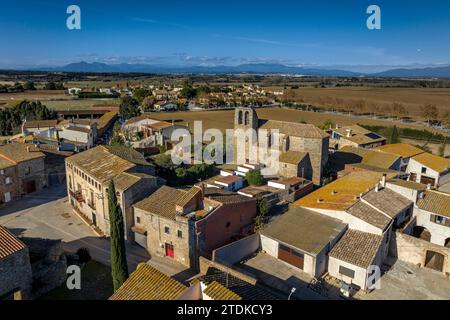 Aus der Vogelperspektive des Dorfes Vilacolum in Torroella de Fluvià und der Kirche Sant Esteve de Vilacolum (Alt Empordà, Girona, Katalonien, Spanien) Stockfoto