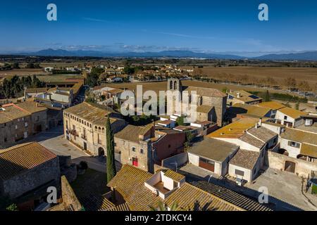 Aus der Vogelperspektive des Dorfes Vilacolum in Torroella de Fluvià und der Kirche Sant Esteve de Vilacolum (Alt Empordà, Girona, Katalonien, Spanien) Stockfoto