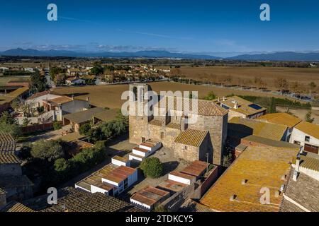 Aus der Vogelperspektive des Dorfes Vilacolum in Torroella de Fluvià und der Kirche Sant Esteve de Vilacolum (Alt Empordà, Girona, Katalonien, Spanien) Stockfoto