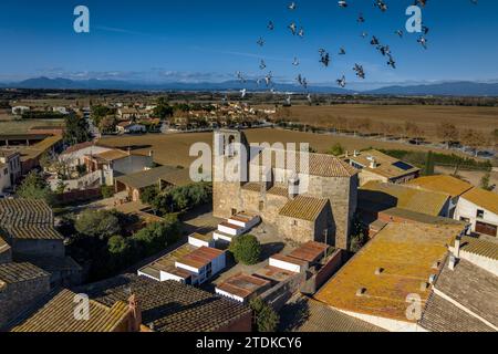 Aus der Vogelperspektive des Dorfes Vilacolum in Torroella de Fluvià und der Kirche Sant Esteve de Vilacolum (Alt Empordà, Girona, Katalonien, Spanien) Stockfoto