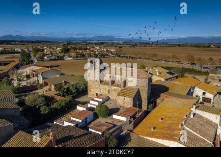 Aus der Vogelperspektive des Dorfes Vilacolum in Torroella de Fluvià und der Kirche Sant Esteve de Vilacolum (Alt Empordà, Girona, Katalonien, Spanien) Stockfoto