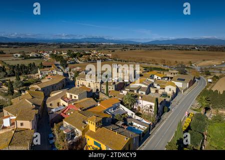 Aus der Vogelperspektive des Dorfes Vilacolum in Torroella de Fluvià und der Kirche Sant Esteve de Vilacolum (Alt Empordà, Girona, Katalonien, Spanien) Stockfoto