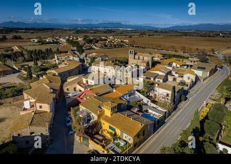 Aus der Vogelperspektive des Dorfes Vilacolum in Torroella de Fluvià und der Kirche Sant Esteve de Vilacolum (Alt Empordà, Girona, Katalonien, Spanien) Stockfoto