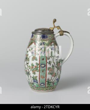 Tankard mit Blumensprays in Tafeldekoration und Deckel aus Blech, anonym, ca. 1700 - ca. 1724 Tonne Porzellanbier mit C-förmigem Ohr und Zinndeckel mit Daumenauflage, auf der Glasur in blau, rot, grün, gelb, Aubergine gemalt, schwarz und Gold. An der Wand vier lange Lotusblattförmige Fächer gefüllt mit Blumenzweigen, Felsen und Vögeln; zwischen den Gängen lockere Blüten auf schwarzem, gesprenkeltem grünem Boden; hier oben hängende Gänge mit Lotusweben umgeben von Fröschen 'Froschlaiche', darüber eine Bindung mit Ruyi-Motiv; um die Kante und den Fuß ein Band mit geometrischem Muster. Zinndeckel W Stockfoto