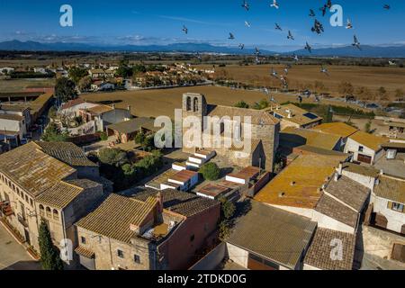 Aus der Vogelperspektive des Dorfes Vilacolum in Torroella de Fluvià und der Kirche Sant Esteve de Vilacolum (Alt Empordà, Girona, Katalonien, Spanien) Stockfoto