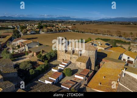 Aus der Vogelperspektive des Dorfes Vilacolum in Torroella de Fluvià und der Kirche Sant Esteve de Vilacolum (Alt Empordà, Girona, Katalonien, Spanien) Stockfoto